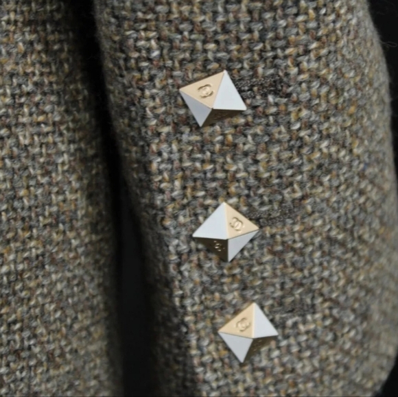 Authentic VINTAGE CHANEL WOOL SUIT - SIZE 36 🔥 - Picture 6 of 16